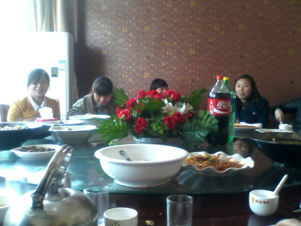 三八婦女節(jié),鄭州企鵝宴請(qǐng)員工慶祝!(圖1) 三八婦女節(jié),企鵝糧油機(jī)械舉行慶祝活動(dòng)