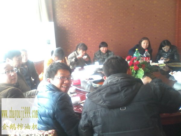三八婦女節(jié),鄭州企鵝宴請(qǐng)員工慶祝!(圖3) 企鵝糧油機(jī)械婦女節(jié)聚餐