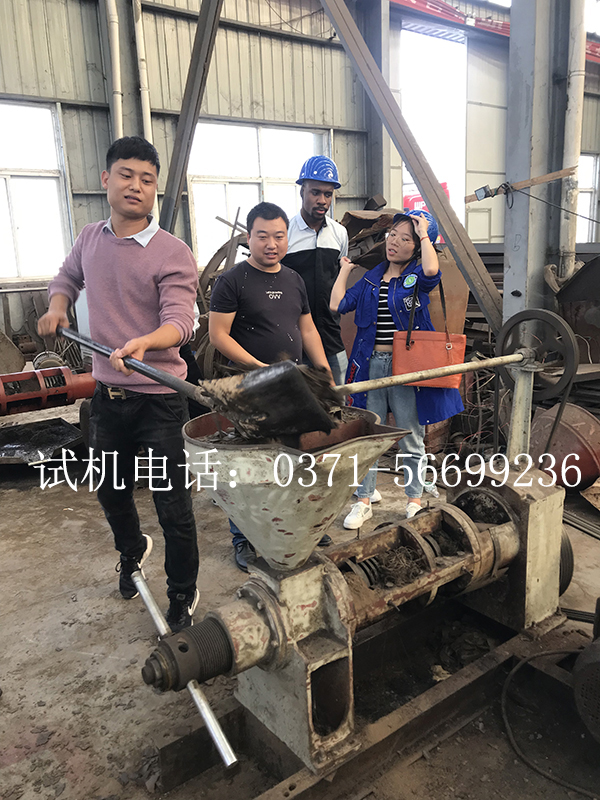 榨油機(jī)價格是首要關(guān)注對象嗎(圖3) 客戶試機(jī)螺旋榨油機(jī)